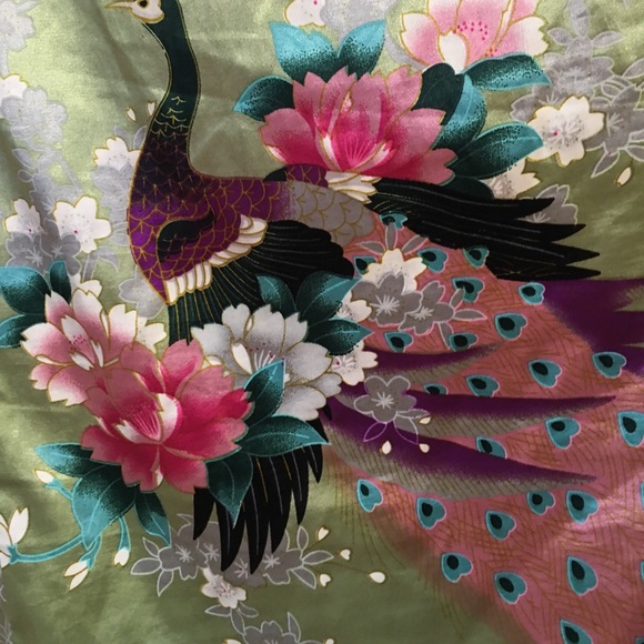 100% silk robe kimono in pistachio  with a floral/peacock print. - Picture 5 of 7